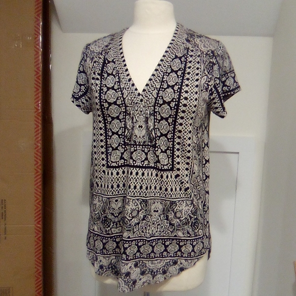 Lucky Brand Short Sleeve Top Split Cure Hem VNeck - Picture 1 of 13